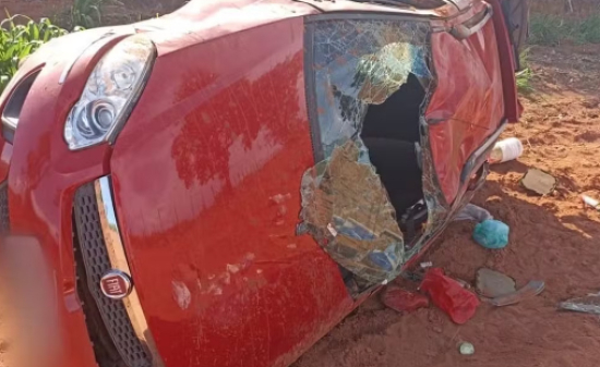 Mãe e bebê morrem em acidente ao serem arremessados para fora do carro enquanto ela alimentava o filho, diz PRF