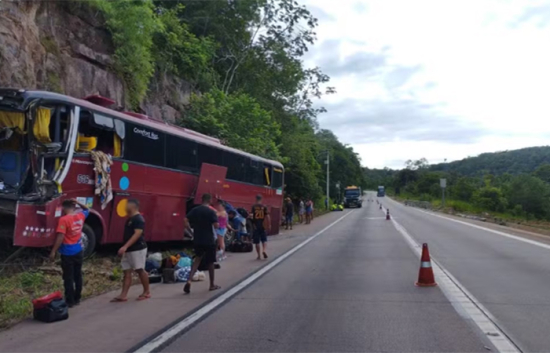 Sete passageiros ficam feridos em acidente entre ônibus e carreta na BR-364 em MT