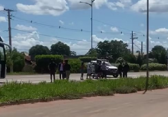 Homem rende motorista de ônibus com faca, ameaça passageiros e é preso na BR-070