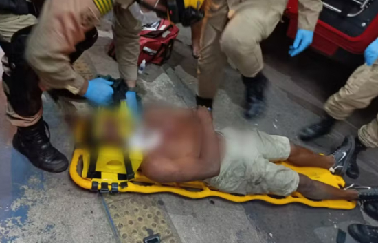 Homem é agredido com barra de ferro por seguranças de supermercado após acharem que ele furtaria uma esponja de aço, denuncia cliente