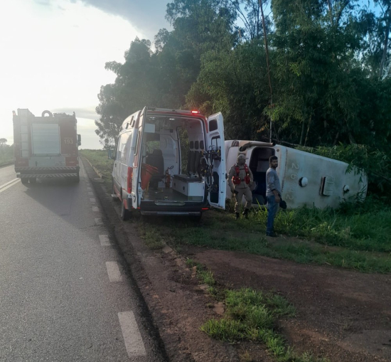 Micro-ônibus escolar tomba na BR-070 e 8 crianças ficam feridas em MT