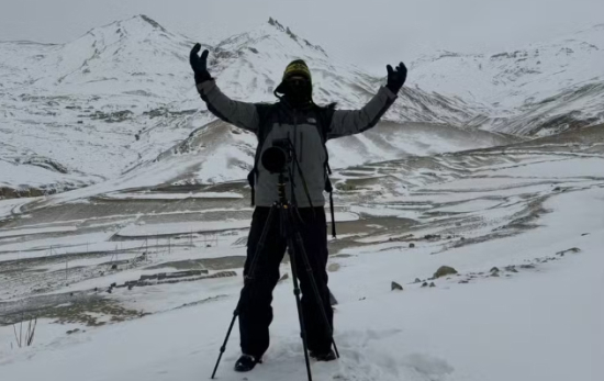 Cuiabano enfrenta frio de -30ºC e registra leopardo-das-neves perseguindo presas na Índia
