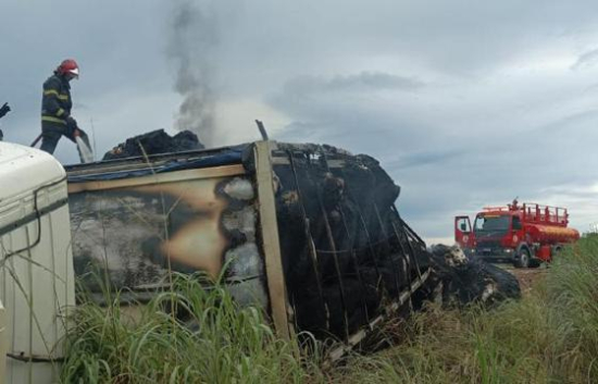 Corpo de Bombeiros combate incêndio em carreta