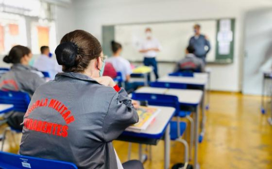 Reeducandos confeccionam 50 mil uniformes para escolas militares e do sistema prisional