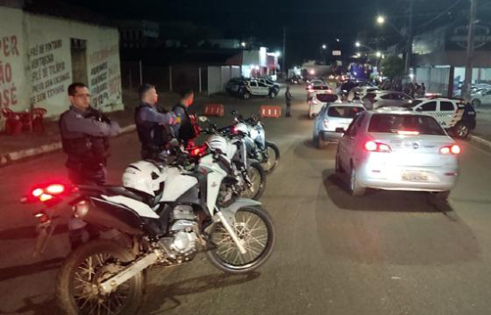 Lei Seca recolhe 28 veículos, prende suspeito por furto e apreende arma e drogas
