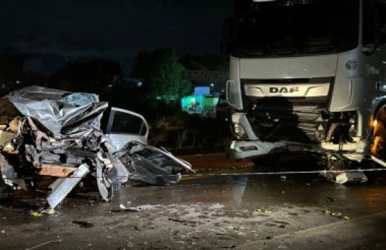 Motorista morre e criança fica gravemente ferida após batida com carreta