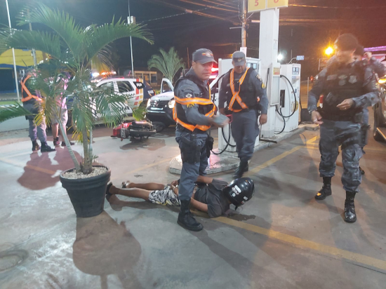 Polícia militar apreende arma de fogo e drogas durante operação lei seca