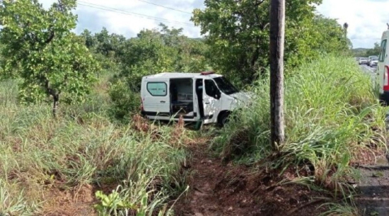 Ambulância capota e deixa cinco feridos; Chapada dos Guimarães