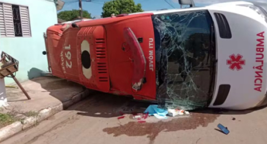 Acidente entre duas ambulâncias deixa seis pessoas feridas em MT