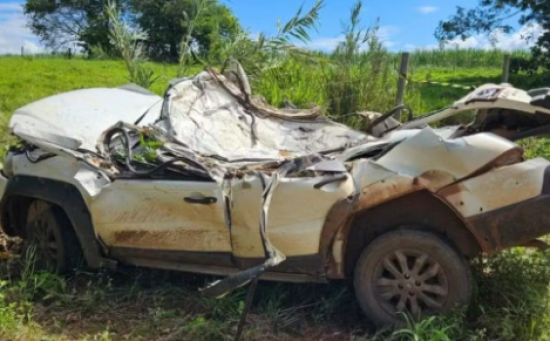 Acidente mata duas pessoas e deixa carro destruído 
