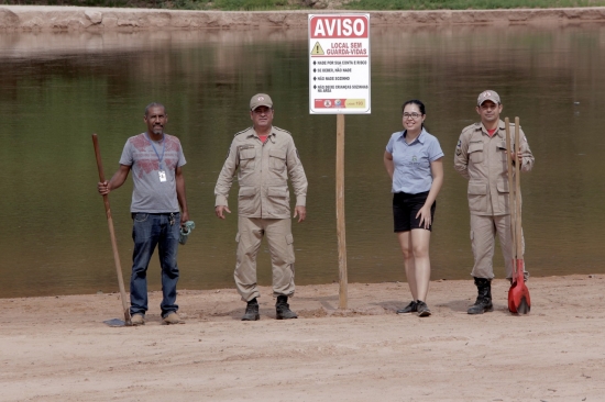 Secretaria de Turismo e Corpo de Bombeiros instalam placas de sinalização em praias de Barra do Garças