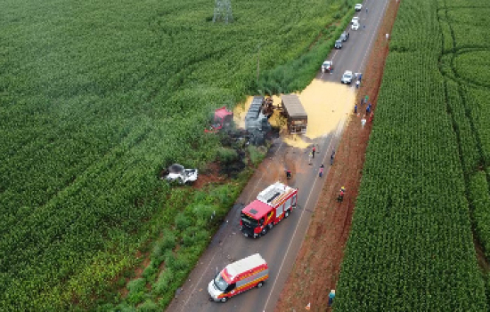 Três servidoras morrem em acidente entre carreta e caminhonete de prefeitura em rodovia de MT