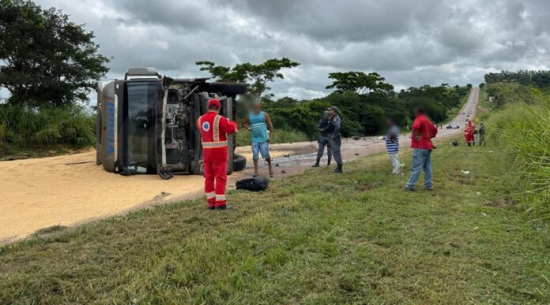 Jovem morre em acidente envolvendo moto e carreta 
