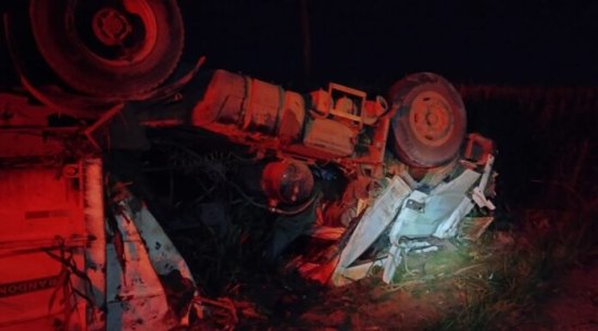 Motorista morre preso às ferragens após carreta tombar na MT-448