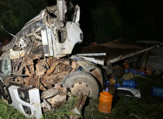 Motorista sobrevive em acidente que deixou caminhão 'esmagado' em MT