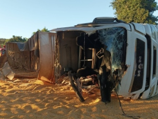 Acidente termina com carreta destruída e corpo de caminhoneiro arremessado em córrego 