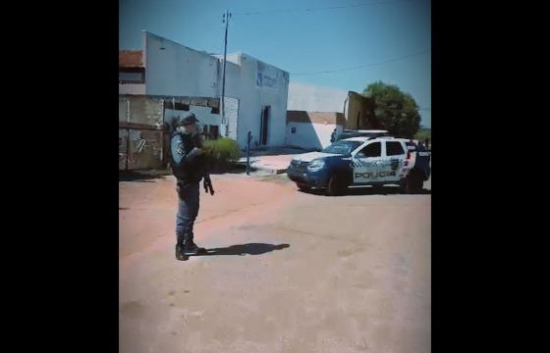 Suspeitos de roubo atiram contra polícia militar e acabam alvejados - indivíduos somam mais de 10 passagens criminais