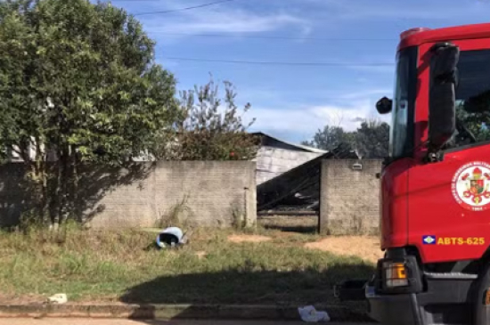 Celular explode enquanto carregava e causa incêndio em MT