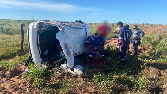 Motorista perde o controle da direção após desviar de buraco e capota veículo com quatro pessoas