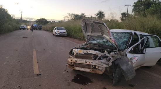 Motorista fica ferida após perder o controle da direção e bater em carreta no Anel Viário
