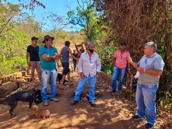 Prefeito Dr. Adilson visita comunidade do Passa Vinte e garante solução para ponte danificada na MT-107