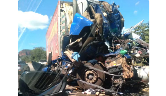 Homem morre e outro fica ferido em acidente entre caminhões em rodovia de MT