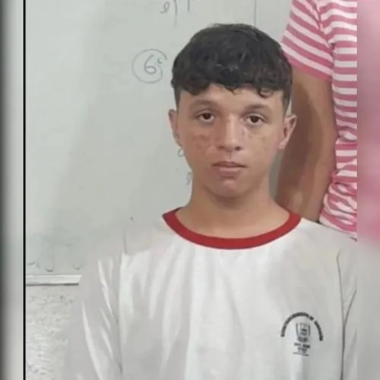 Adolescente morre após sofrer descarga elétrica enquanto usava celular ligado na tomada