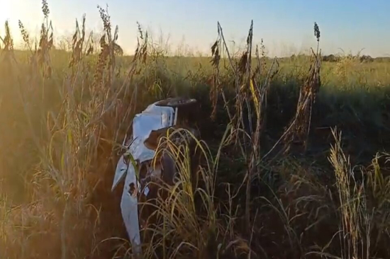 Motorista morre ao ser arremessado para fora de camionete após capotamento