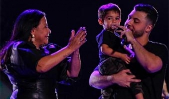 Filho de Marília Mendonça sobe ao palco pela primeira vez em show do pai