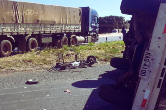 Motorista de caminhonete morre em acidente com caminhão
