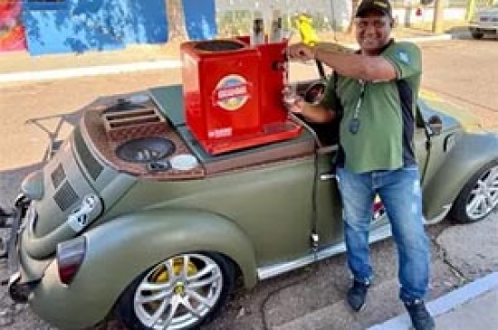 Apaixonado, empresário de Cuiabá transforma Fusca em bar