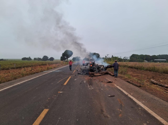 Três pessoas morrem após carro bater na traseira de caminhão trator em rodovia de MT