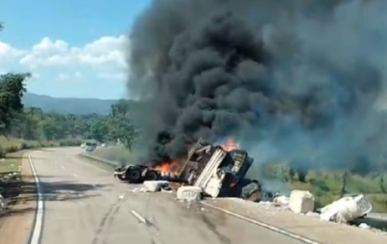 Acidente entre quatro carretas deixa BR-364 interditada por quatro horas em MT