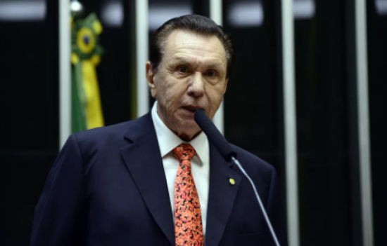Ex-governador de MT, Carlos Bezerra, é internado na UTI após bater cabeça em calçada
