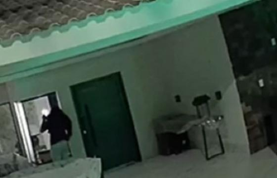 Homem invade casa em Barra do Garças e causa prejuízo de R$ 15 mil