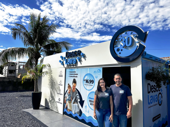 Casal beneficiado com crédito da Desenvolve MT monta rede de lavanderias autônomas