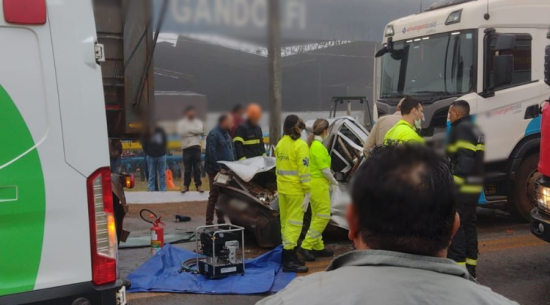 Motorista morre após carro ser esmagado entre duas carretas em MT