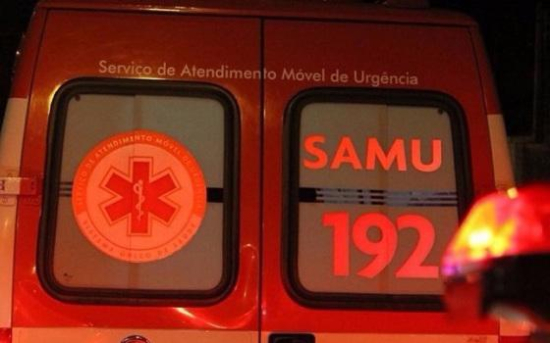 Motociclista salta quebra molas, perde controle e morre em batida contra placa
