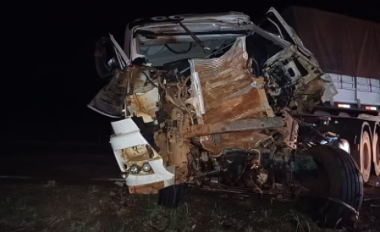 Idoso morre em acidente entre carreta e caminhão-pipa em rodovia de MT