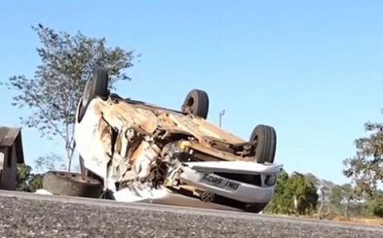 Motorista fica ferido após carro bater em carreta e capotar na BR-070