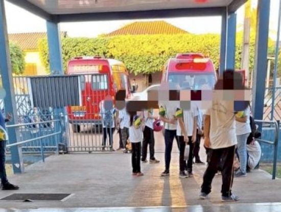 Alunos aceitam doces de estranhos em ponto de ônibus e acabam hospitalizados