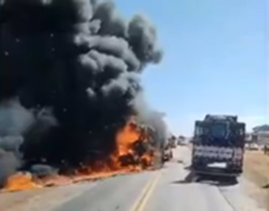 Carreta pega fogo após batida em rodovia de MT