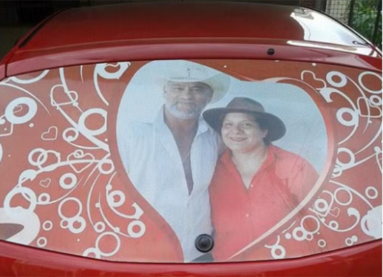 Motorista de aplicativo homenageia esposa com foto do casal em vidro de carro em MT e gesto viraliza