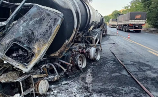 Carreta carregada com álcool bate em caminhão e é destruída pelo fogo; motorista está desaparecido