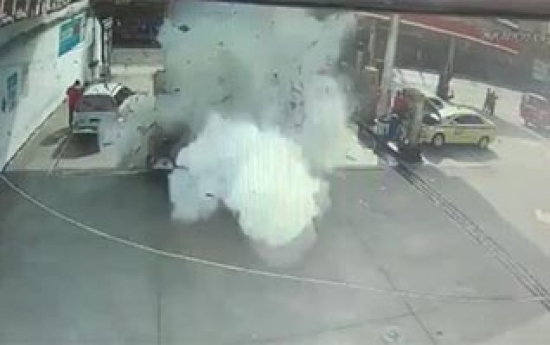 Carro explode durante abastecimento.