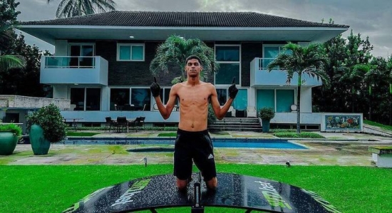 Luva de Pedreiro assina ‘maior contrato da carreira’ e comemora nas redes sociais