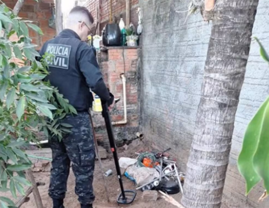 Suspeitos de envolvimento em roubo de armas de fórum são alvos de operação em MT