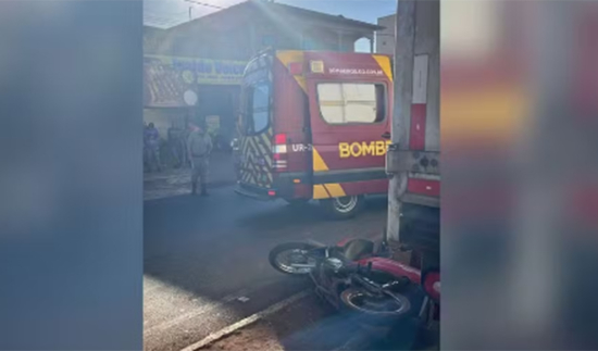 Criança morre após cair da garupa da moto da mãe e ser atropelada por caminhão