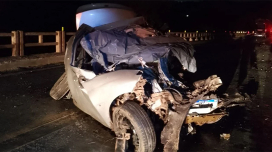 Acidente entre carro e caminhão mata quatro pessoas