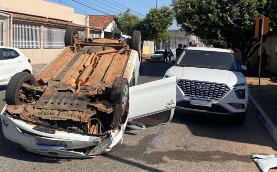 Motorista embriagado capota carro e atinge 3 veículos em Barra do Garças